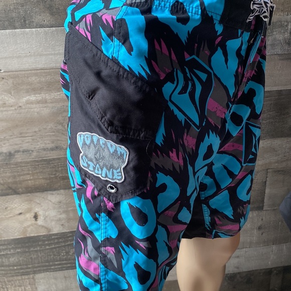 Men’s Volcom surf, board shorts - Picture 3 of 5